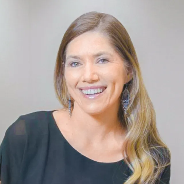 Stephanie ext bg testimonial facewall